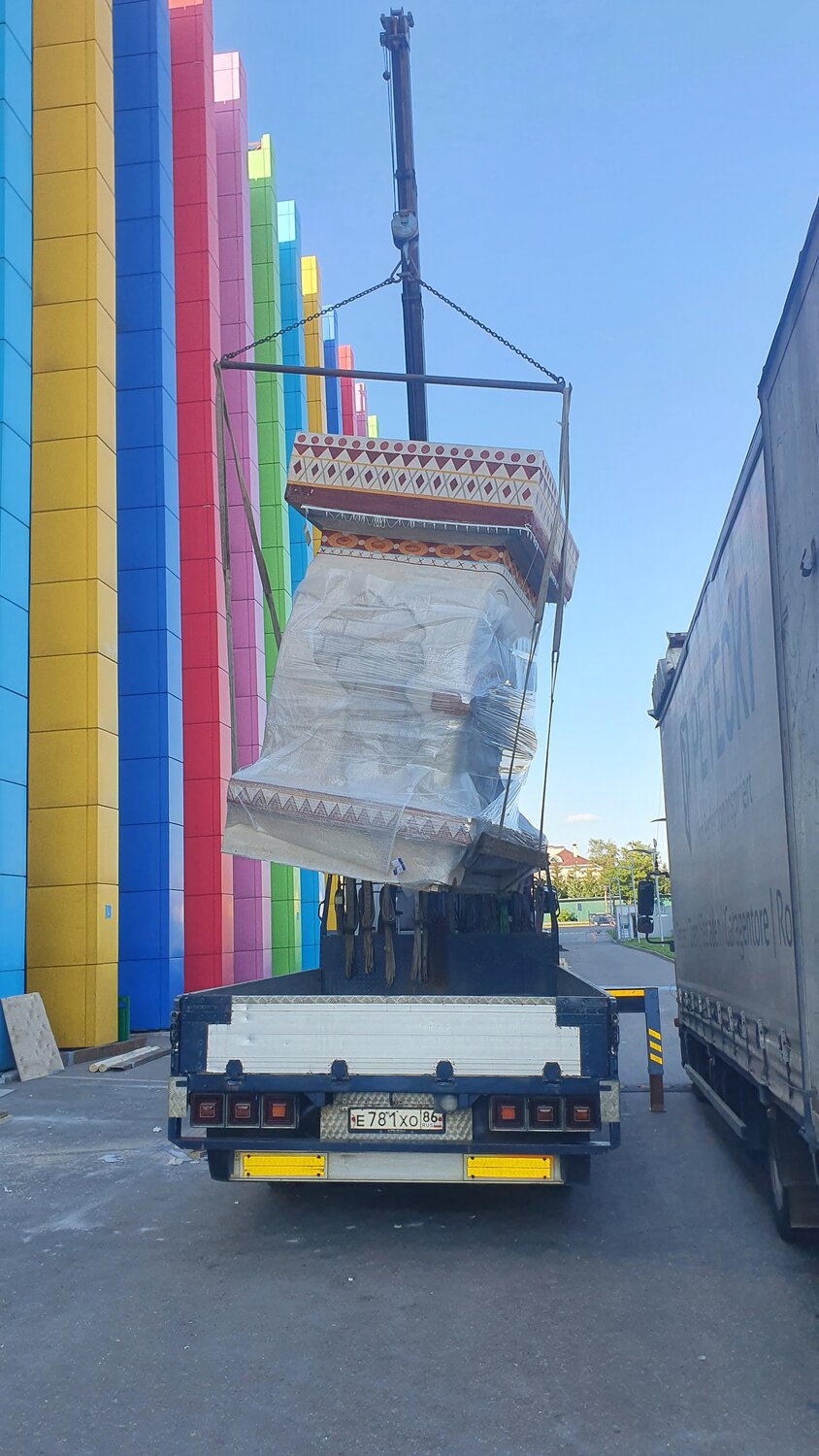 грузовик с манипулятором, башня лего рекорд гиннесса, грузовик, разгрузка фуры, перевозка