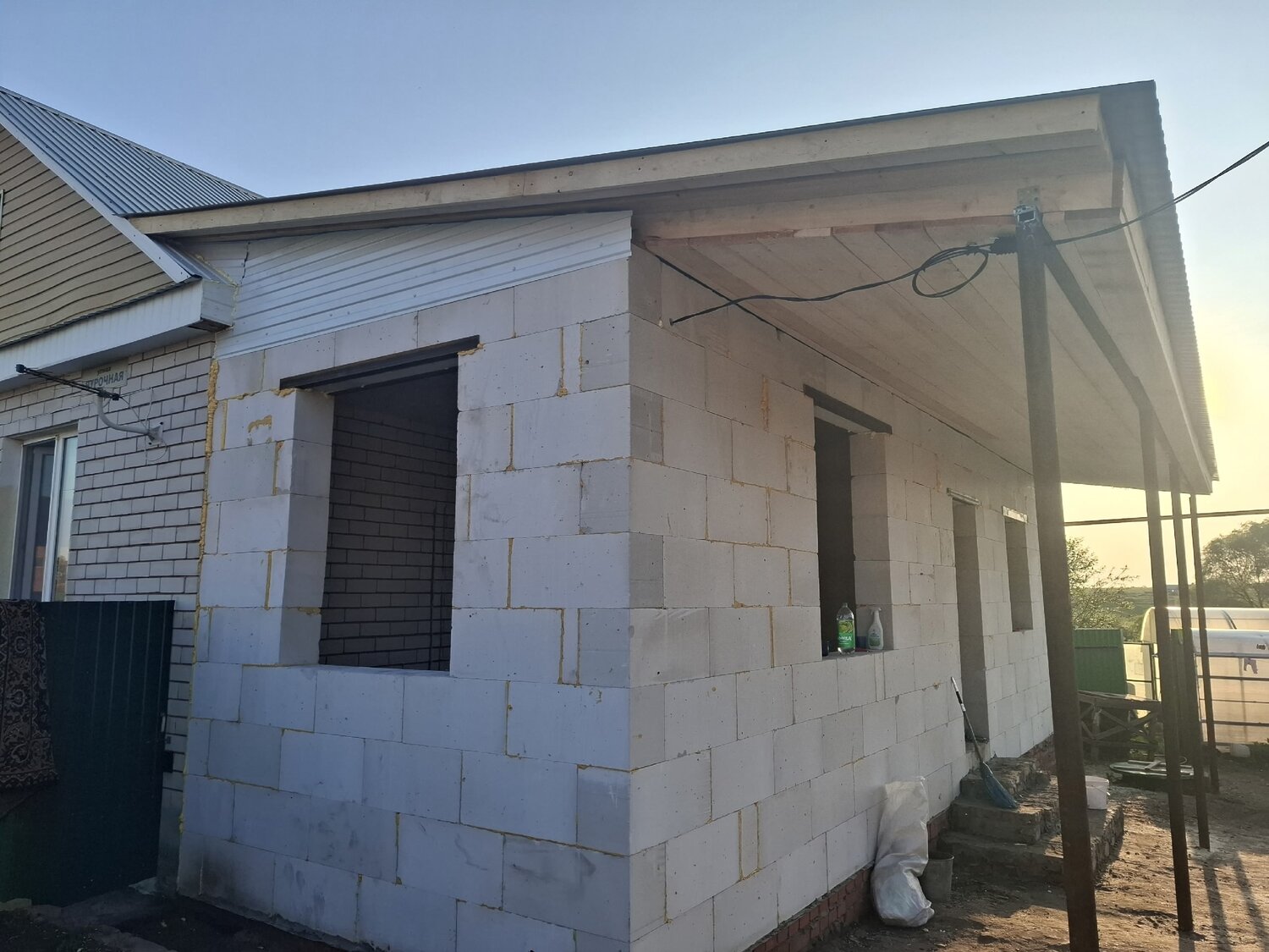 пристройка к дому из газосиликатных блоков, строительство дома из газобетона, пристройка к дому из блоков, одноэтажный дом из газоблока, пристройка гаража к дому из пеноблоков