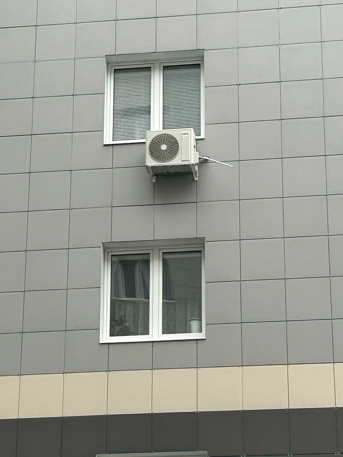 кондиционер на фасаде, наружный блок кондиционера, кондиционер на вентилируемом фасаде, кондиционер на фасаде частного дома, кондиционер на фасаде дома