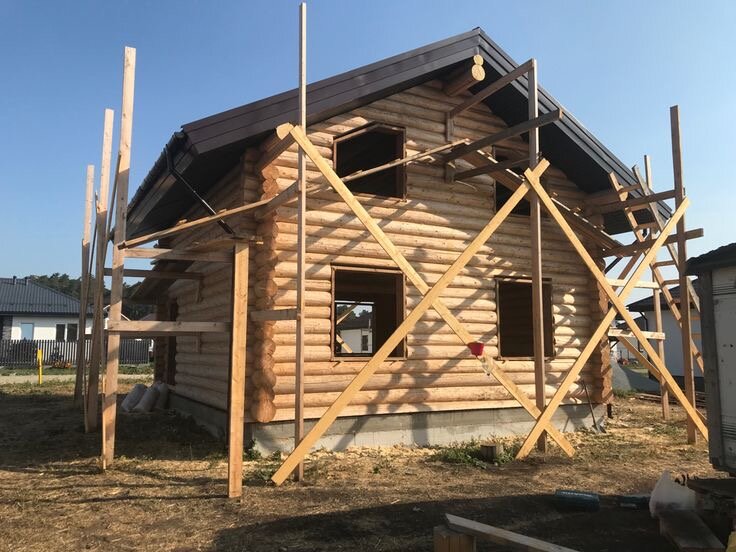 дома из оцилиндрованного бревна, деревянный дом на железобетонных сваях, сруб дом, дом из бревна, дома из бревна
