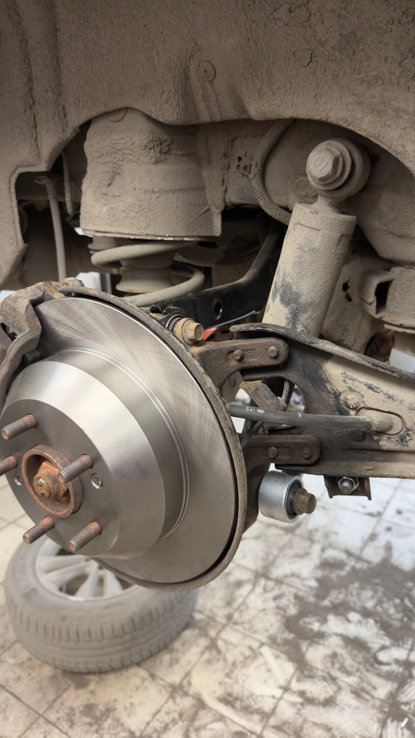 задняя подвеска субару аутбек, задние тормозные диски, задняя подвеска, подвеска автомобиля, передняя подвеска