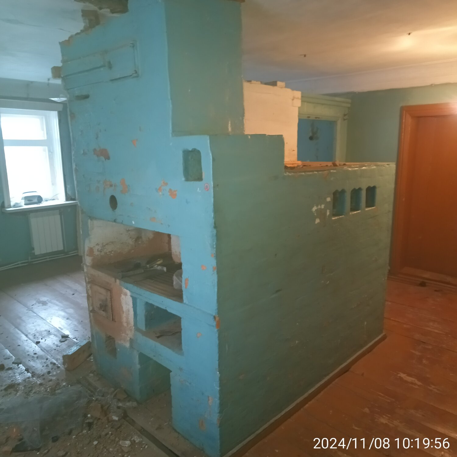 печь в старом доме, печь в деревенском доме, старая печь в доме, печка в деревенском доме, печь в частном доме