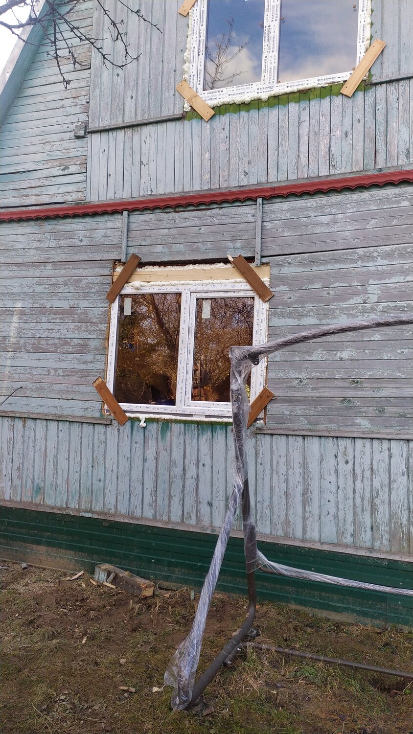 обшивка сайдингом деревянного дома, старый деревянный дом обшитый сайдингом, обшивка сайдингом, обшитые дома сайдингом, частного дома