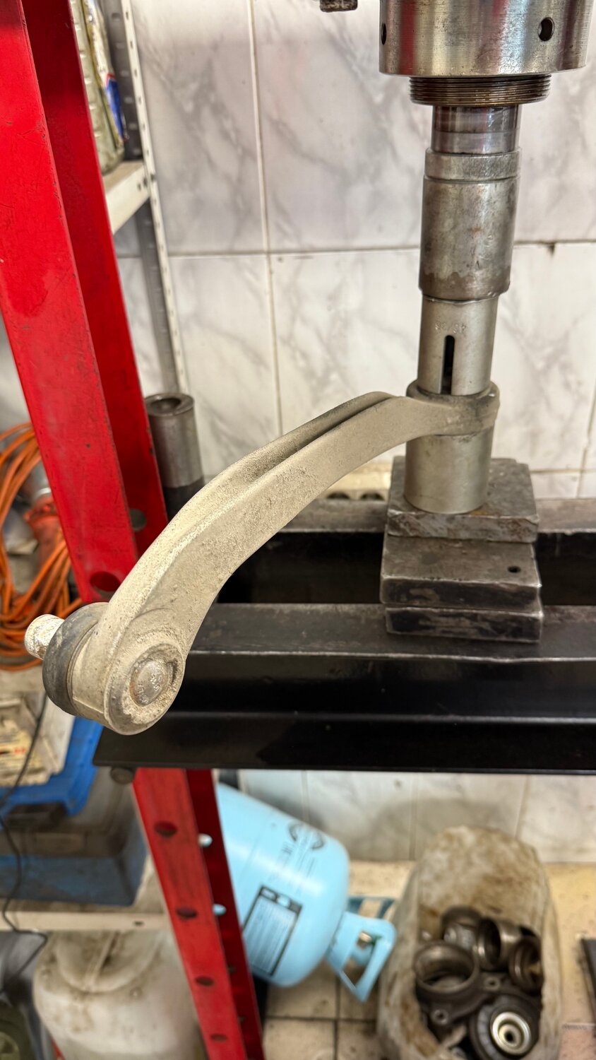 сайлентблок нижнего кривого рычага ауди а6 с6, сайлентблок переднего рычага бмв е65, замена сайлентблоков передних рычагов, восстановление шаровых опор, восстановленные рычаги подвески