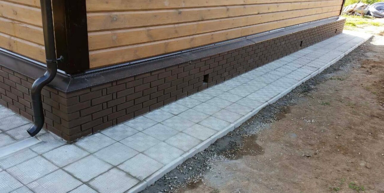 технониколь отмостка с тротуарной плиткой, отмостка технониколь с брусчаткой, отделка отмостки вокруг дома, цокольная планка отмостки, отделка отмостки вокруг дома варианты