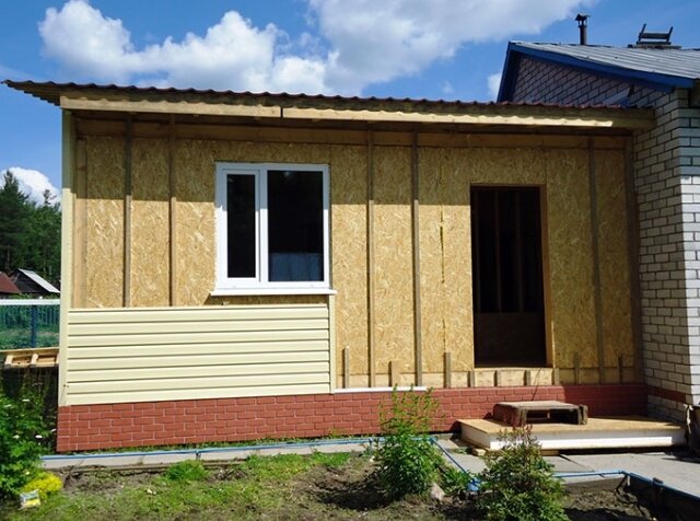 дом из сип панелей с пристройкой бани, пристройка из сип панелей, дачный дом обшитый осп, пристрой к дому из сип панелей, пристройка к дому из сип панелей