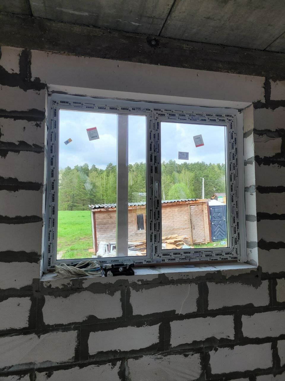 установка пластикового окна, пластиковое окно, пластиковые окна в доме, окна в доме из газобетона, панорамные окна в доме из газобетона