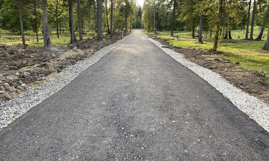 асфальтная крошка на дороге, дорога из асфальтовой крошки, дорожки из асфальтовой крошки, укладка асфальтовой крошки, укладка асфальтной крошки