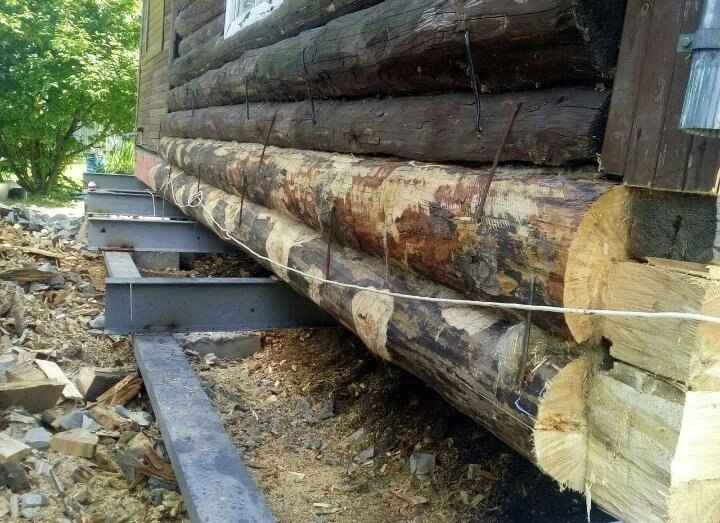 замена нижнего венца деревянного дома, нижний венец сруба бани, замена венцов деревянного дома, замена венцов в деревянном доме, замена фундамента под деревянным домом