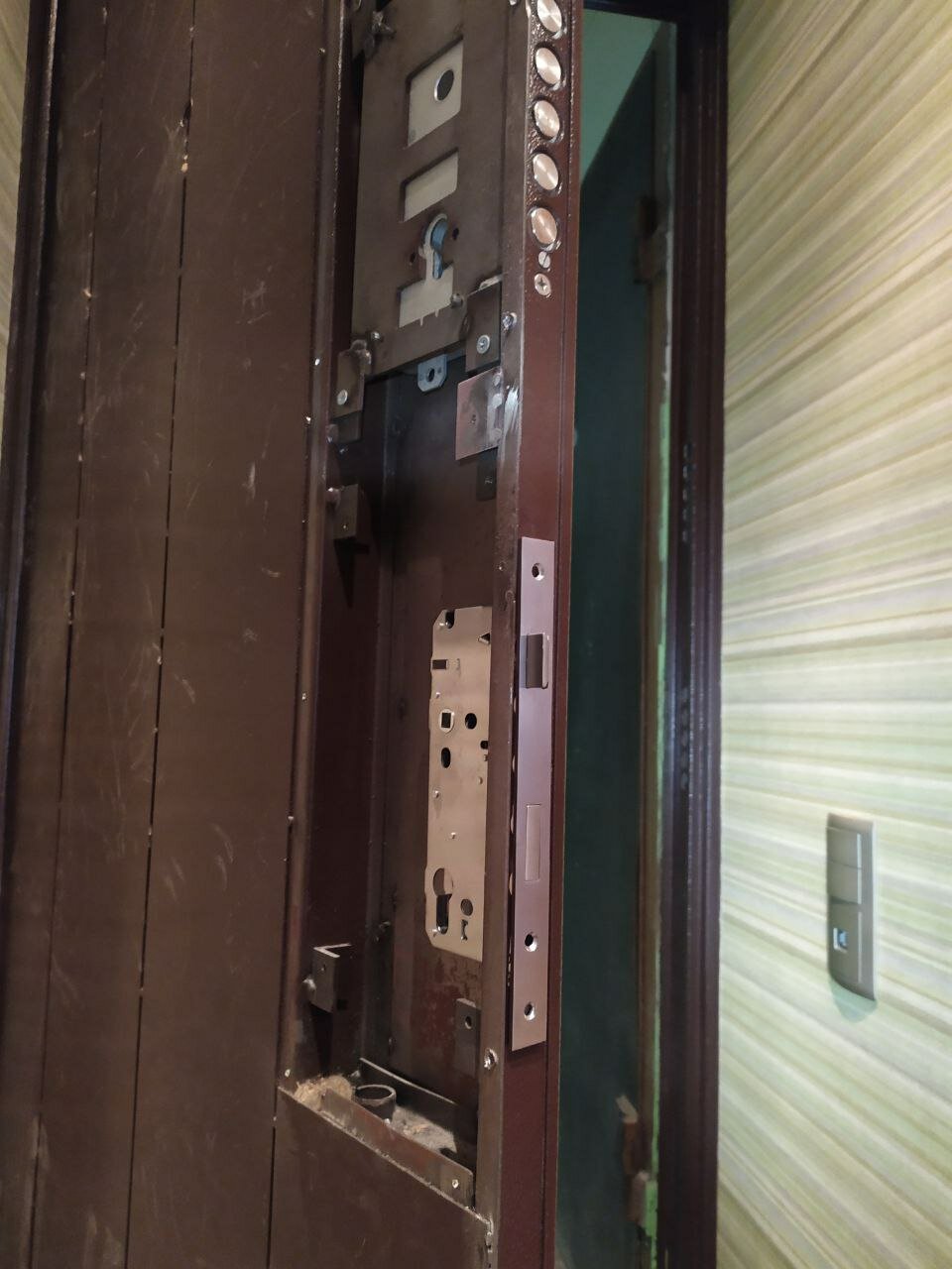 замок на входную металлическую дверь, замена замка в металлической двери, замок на металлическую дверь, вкладной замок на металлической двери, дверной замок