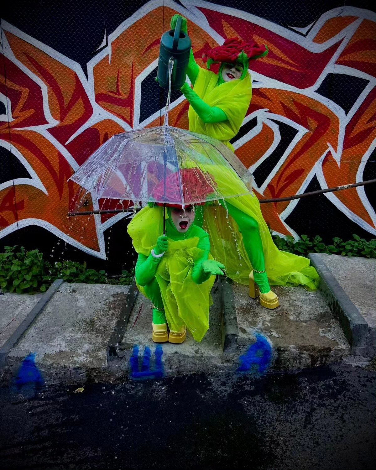 идеи костюмов, карнавал, карнавальные костюмы, человек в дождевике, девушка в дождевике
