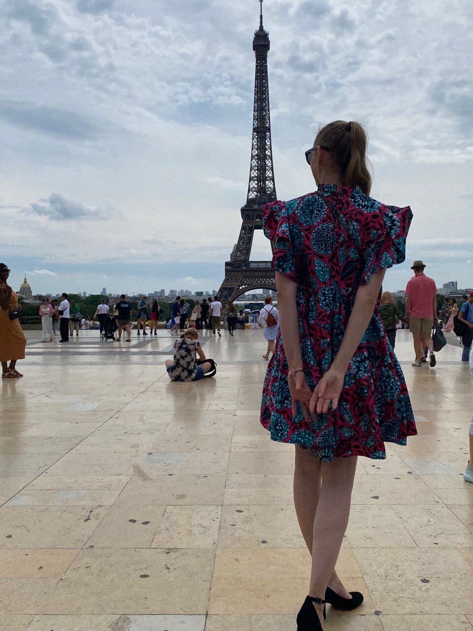 эйфелева башня в париже, девушка на фоне эйфелевой башни, париж девушка, на фоне эйфелевой башни, девушка у эйфелевой башни