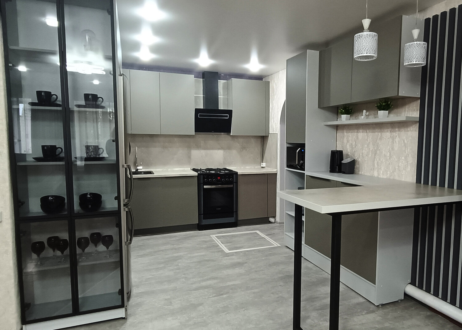 дизайн кухни, кухня в сером стиле, кухня проект дизайн, кухня в студии, стильная кухня