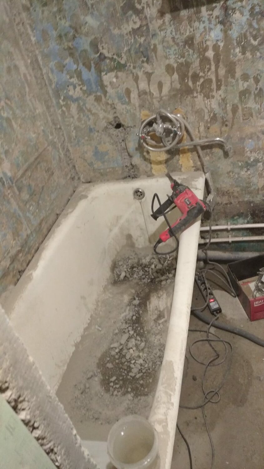 демонтаж ванны, установка ванны в ванной комнате, монтаж ванной, чугунная ванна, установка чугунной ванны