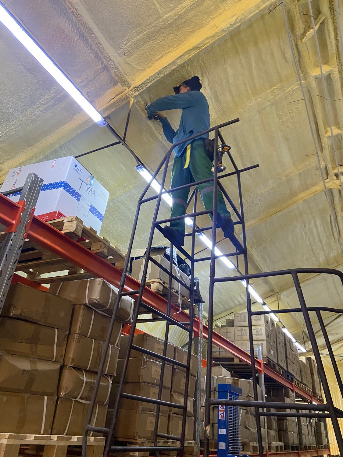 склад стеллажи, уборка помещений, помещение, производственное помещение, леса строительная