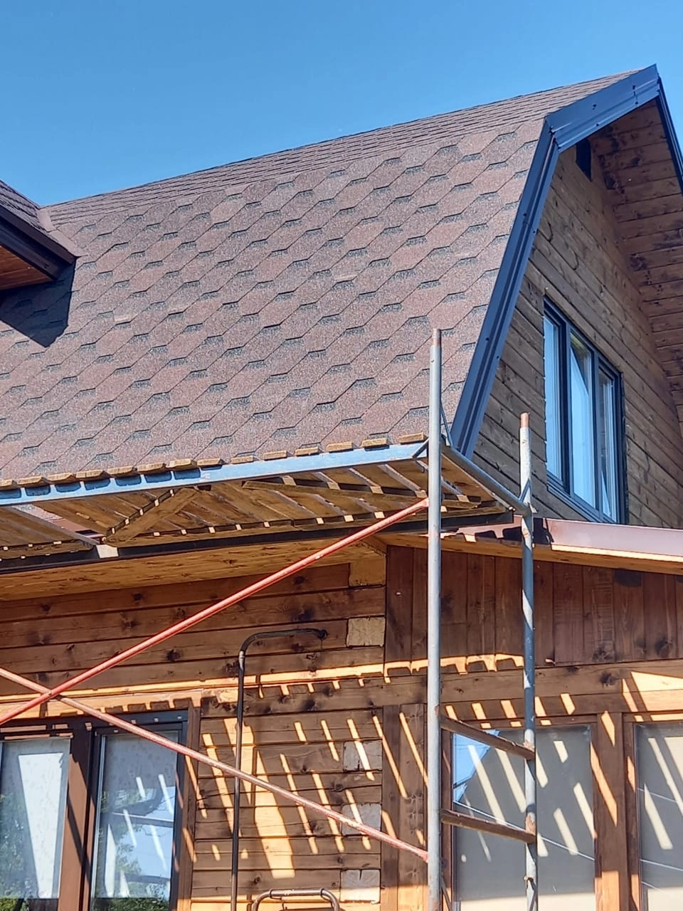 кровельные работы, гибкая черепица для крыши, монтаж кровли, гибкая черепица tegola (тегола) top shingle премьер темно-коричневый, крыша кровля