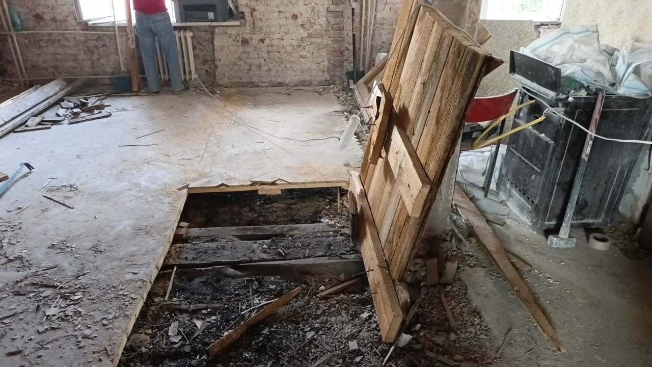 демонтаж деревянного пола, деревянные перекрытия в сталинке, деревянные перекрытия в сталинских домах, демонтаж пола, перекрытия в доме