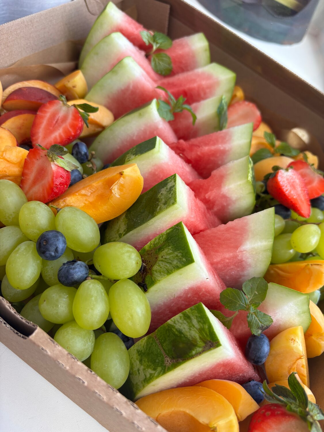 фруктов, fruit platter, fresh fruit, фруктовая нарезка, коробка с фруктами