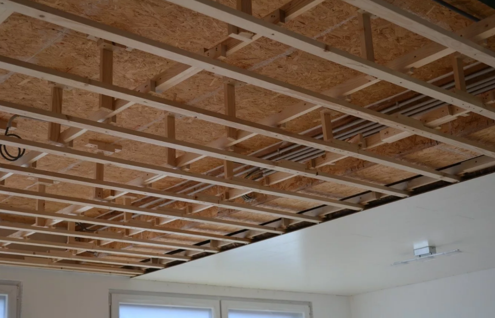 обрешетка на потолок, потолок в каркасном доме, каркас для потолка, потолок своими руками в частном доме, деревянный каркас потолка