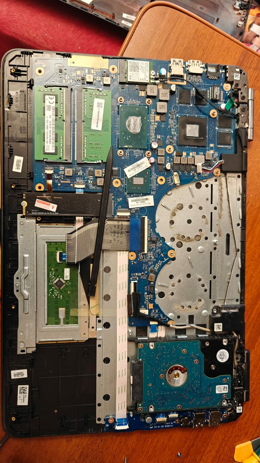 материнская плата ноутбука, в ноутбуке, устройство ноутбука, компьютер, внутренности ноутбука