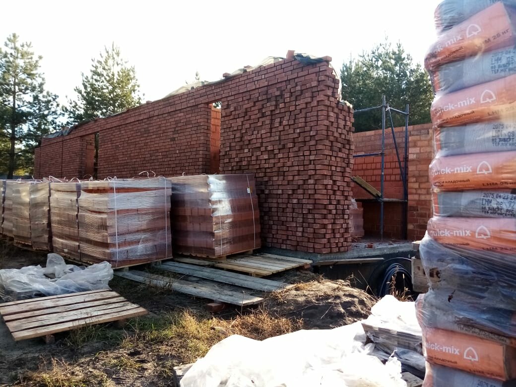 стройка дома из красного кирпича, кирпич, строительство дома из кирпича, кирпич строительный, кирпич забутовочный