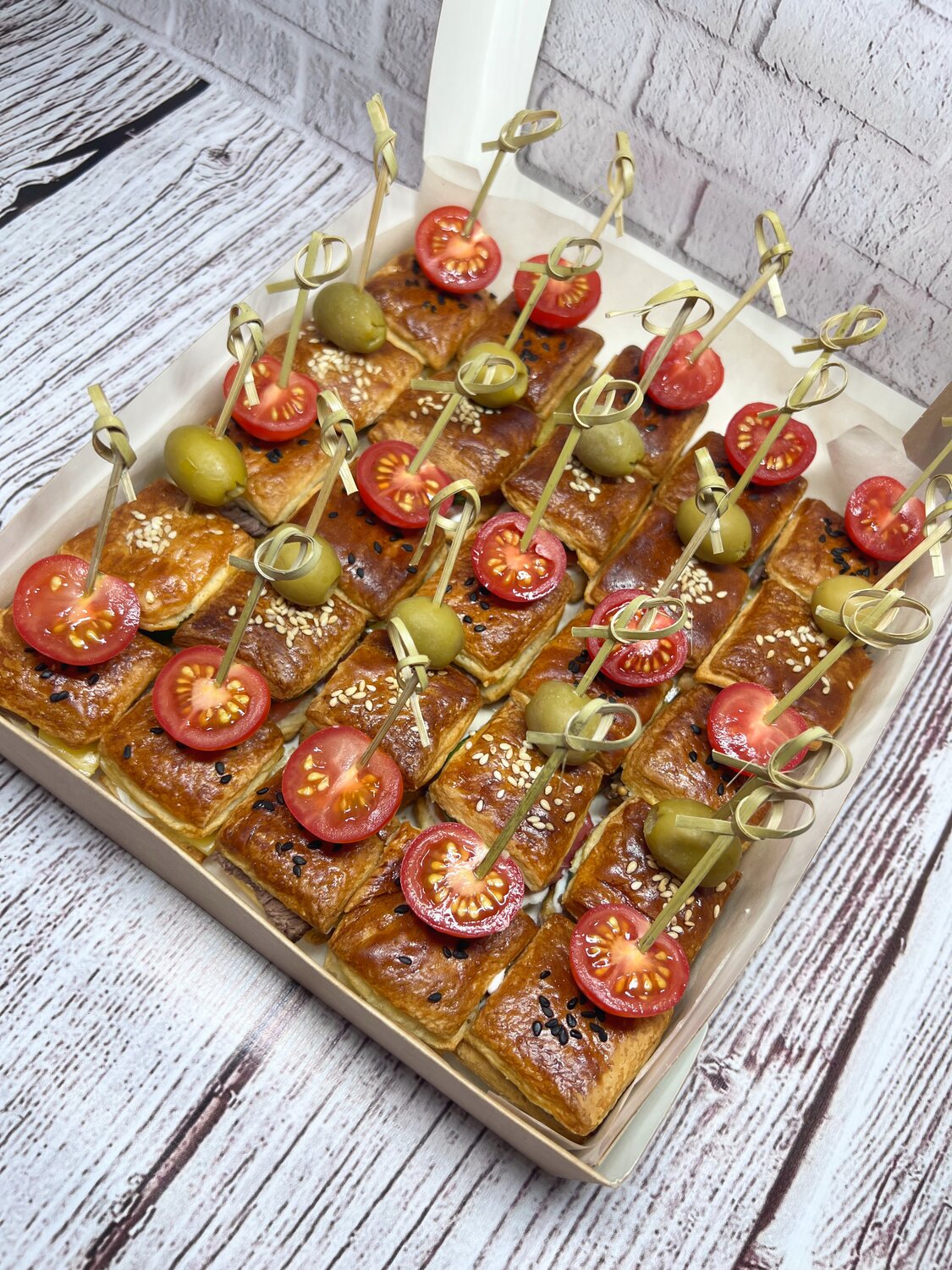 закуска для фуршета, канапе, канапе клаб, фуршет канапе, мясные канапе для фуршета