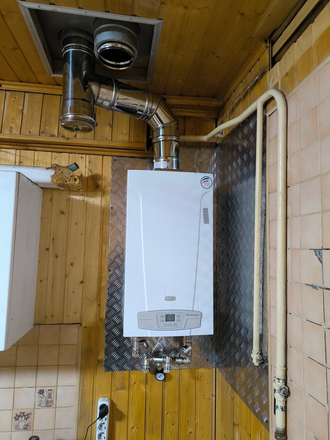 монтаж настенного газового котла в частном доме, двухконтурный котел газовый настенный, газовый двухконтурный котел, установка настенного газового котла в частном доме, установка газового котла в частном доме своими руками настенного