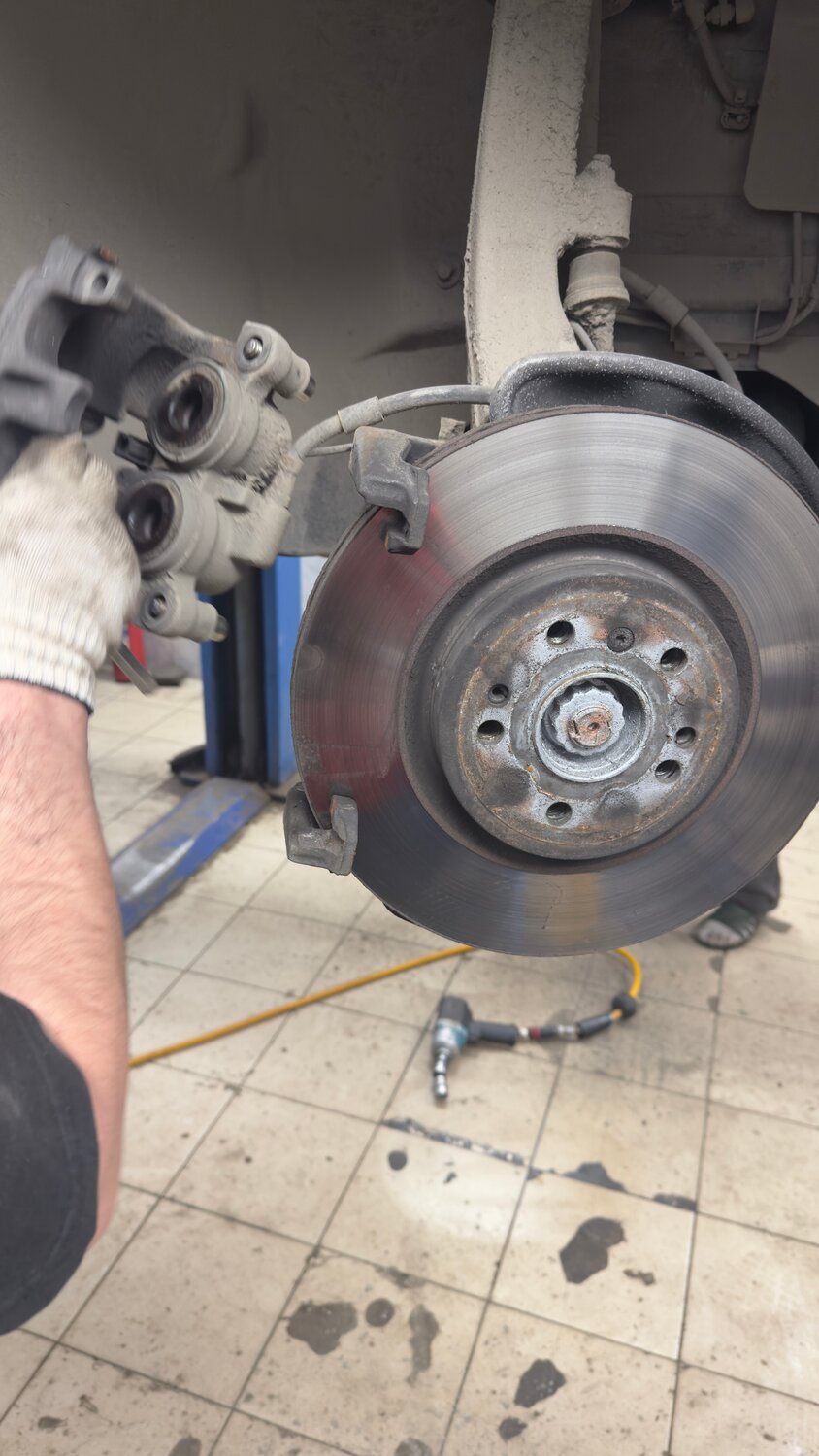 датчик износа колодок бмв ф10, замена тормозных колодок, замена передних тормозных колодок, замена тормозного диска, тормозной диск bmw