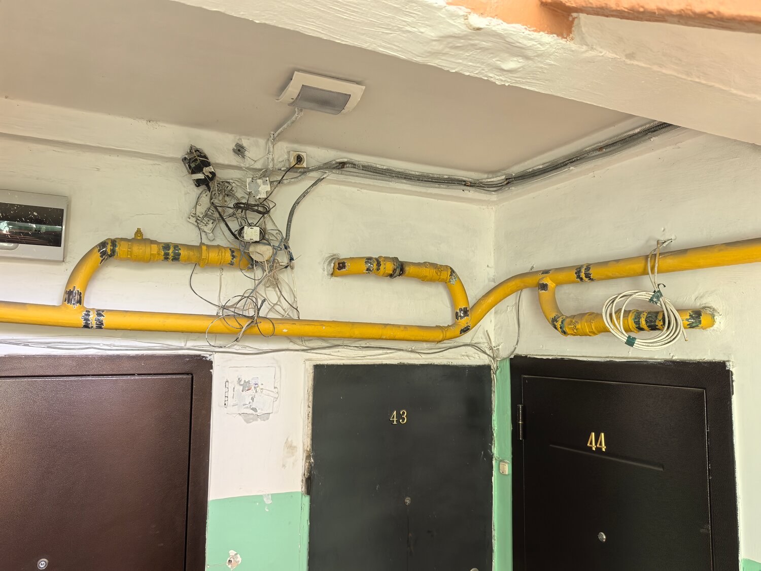 газовая труба в подъезде, щиток электрический в подъезде, газовая труба, труба в доме, газовая труба в квартире