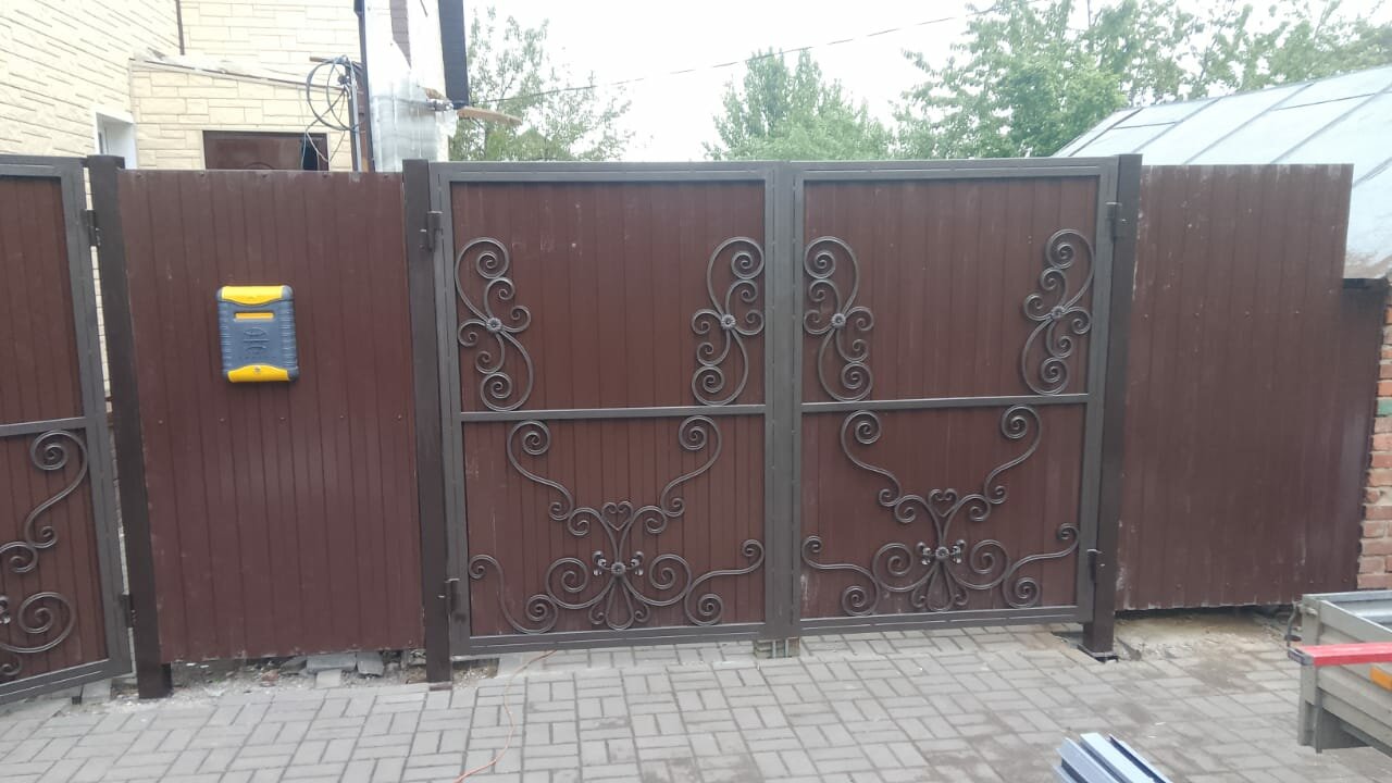 ворота металлопрофиль с калиткой внутри, металлопрофиль ворота и калитка, ворота и калитка, ворота и калитка из профнастила, кованые ворота