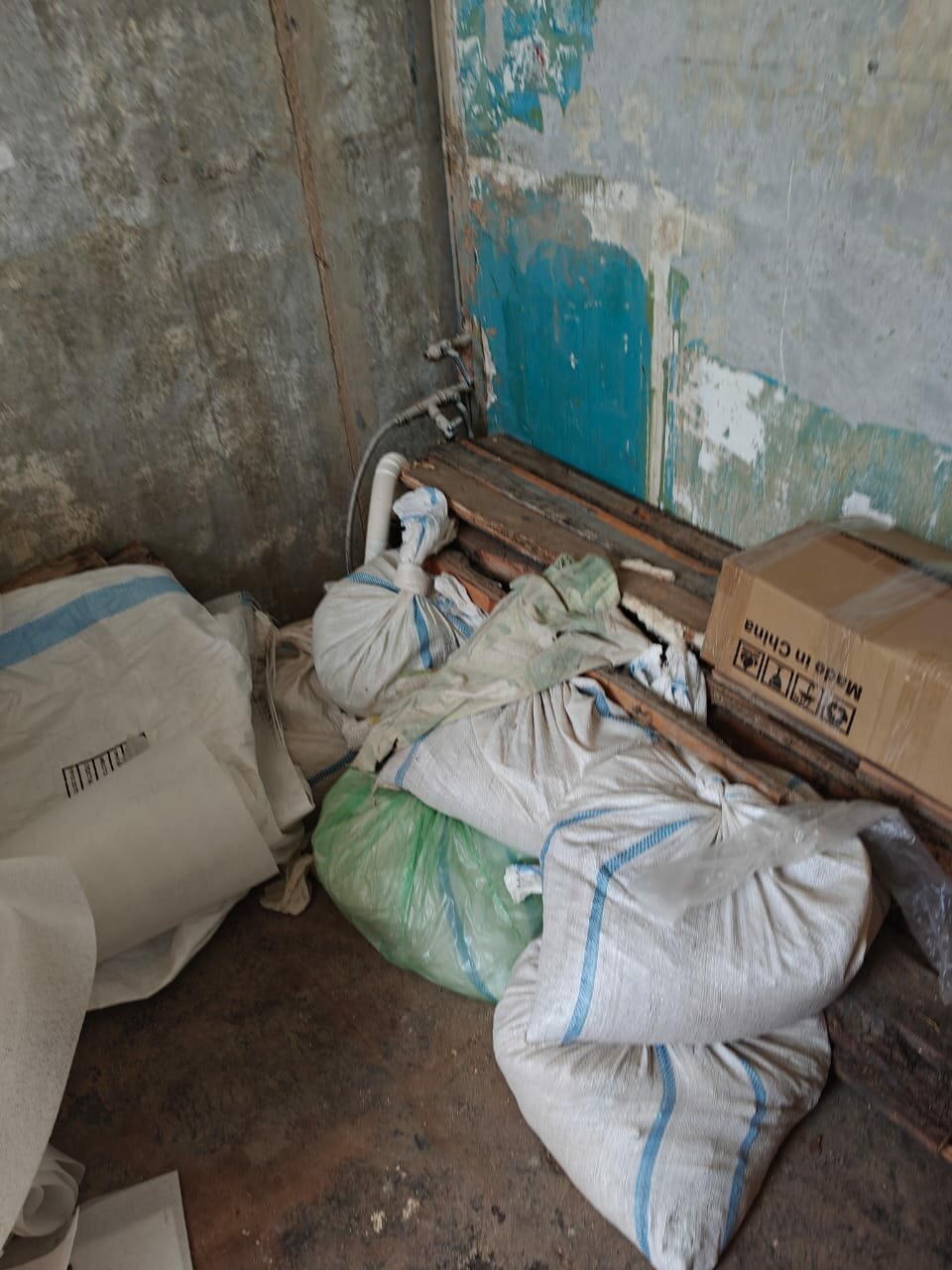 строительный мусор, мусор в квартире, строительный мусор в мешках, отходы, мусор