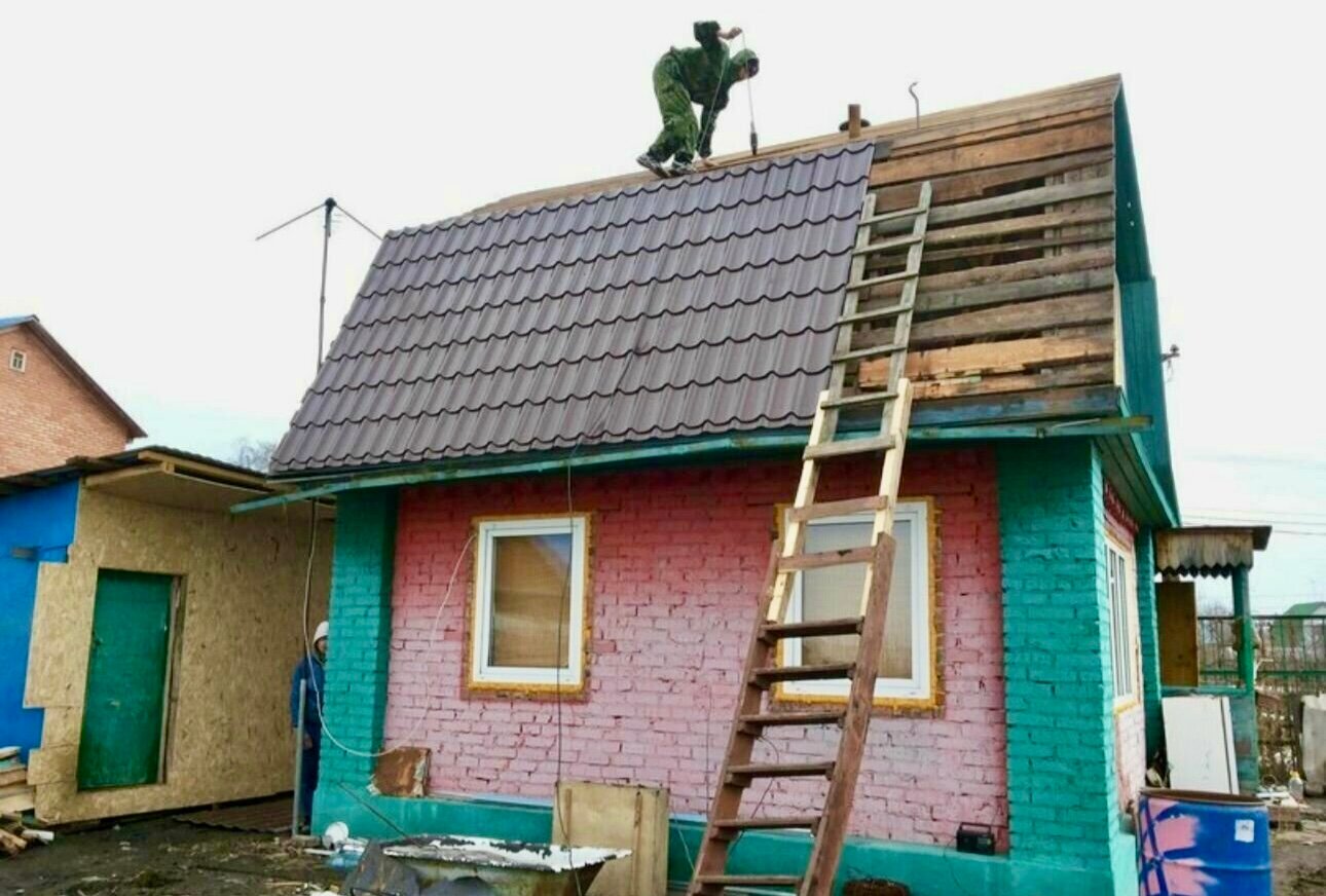 починить крышу на даче, замена крыши в частном доме, замена кровли, крыша профнастил, кровельные работы
