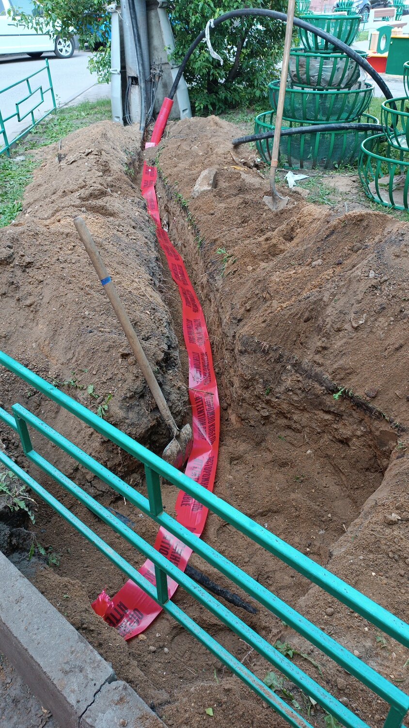 лента сигнальная для прокладки кабеля в траншее, прокладка кабеля в земле, прокладка кабеля под землей, сигнальная лента в траншее, подземная прокладка электрокабеля 380 в