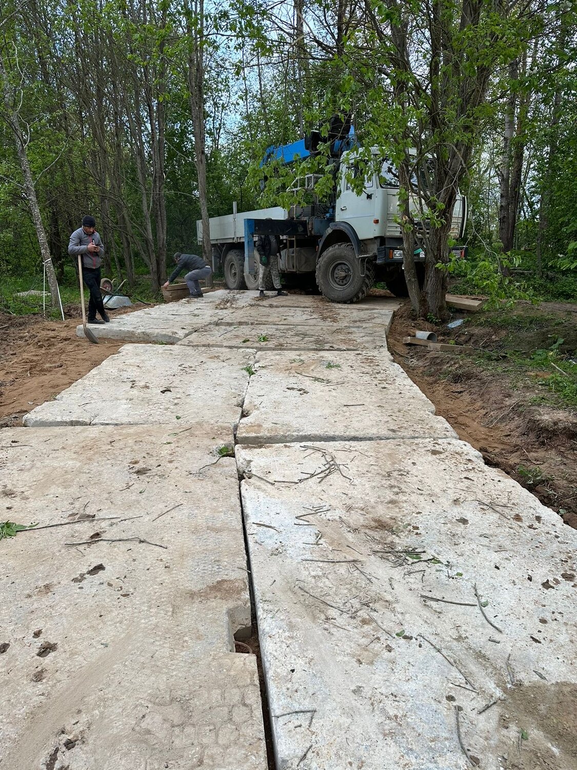 дорога из бетонных плит, дорога из плит, плита дорожная, укладка дорожных плит, временные дороги