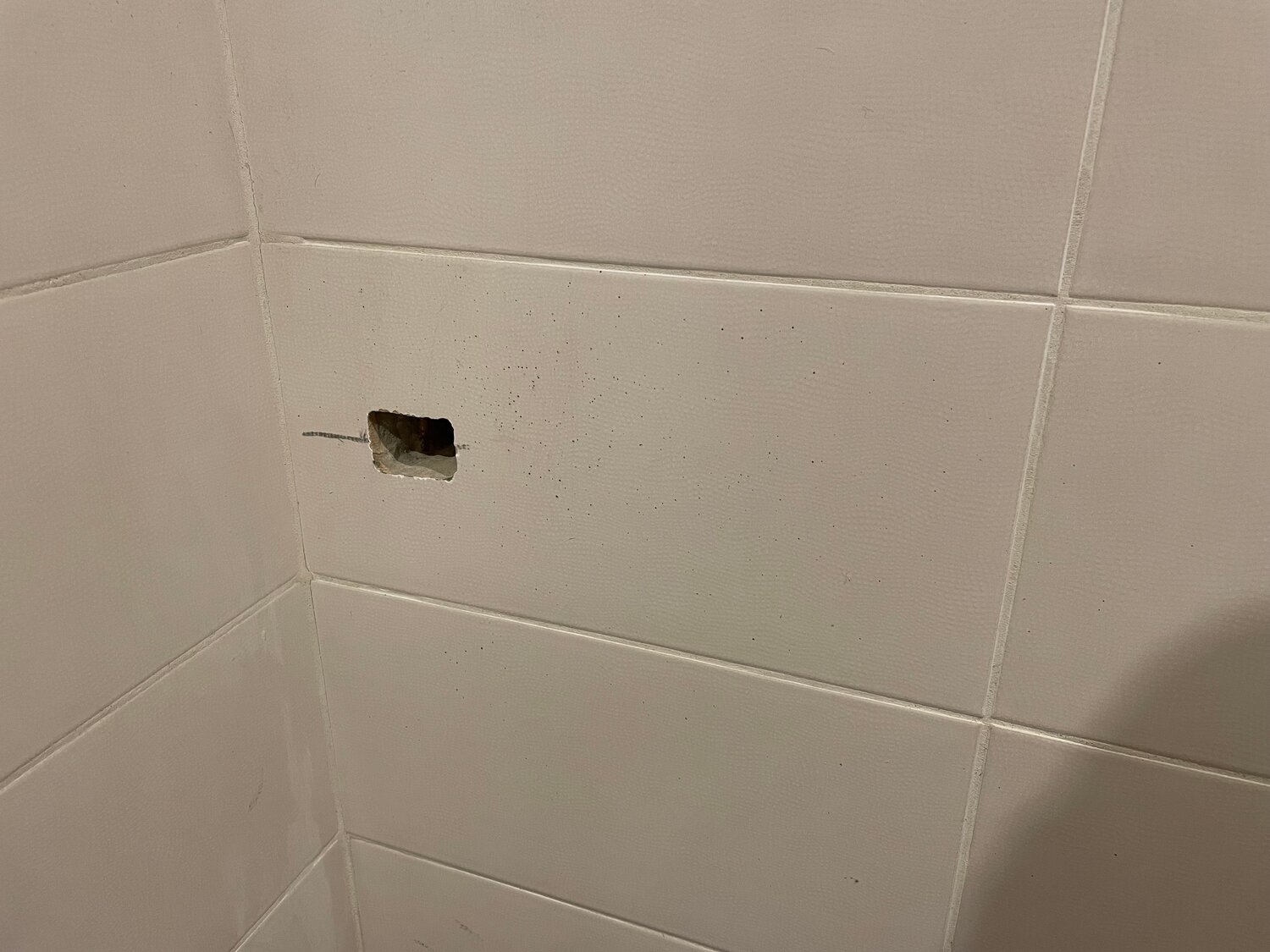 плитка на стене, розетка в плитке, туалет, hole in the wall, подрозетник в плитке