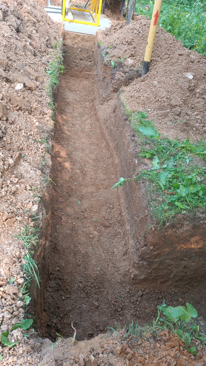 траншея под водопровод, копка траншеи, траншея для прокладки водопровода, копать траншею, рытье траншеи