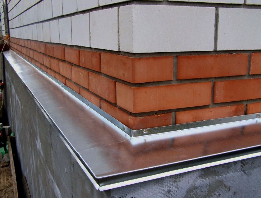 монтаж отлива на цоколь, отлив для цоколя фундамента, установка отливов на цоколь, отлив на цоколе, планка отлива цокольная фасадная