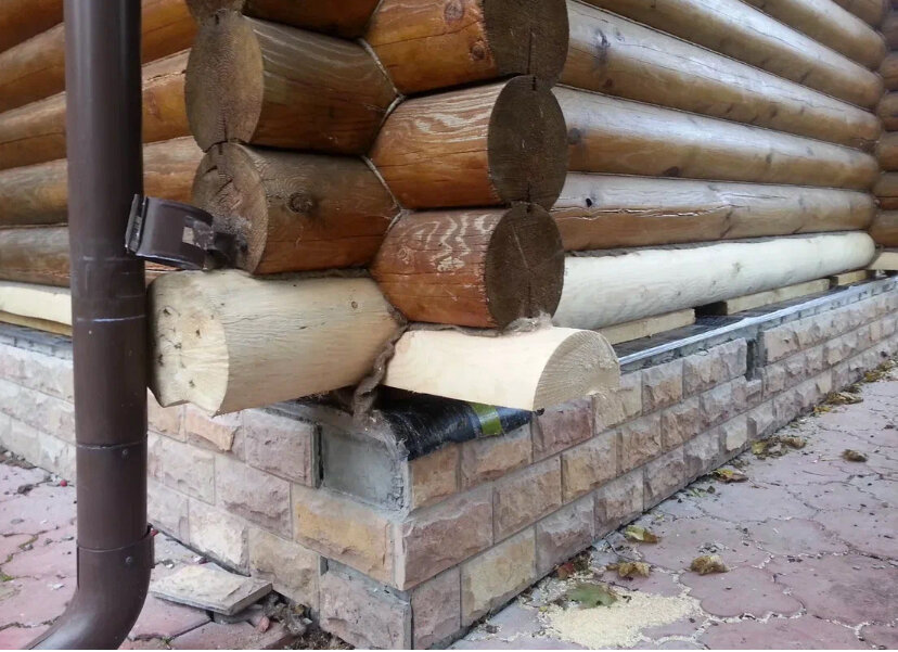 нижний венец сруба бани, что такое венцы в деревянном доме, замена нижнего венца деревянного дома, замена венцов в деревянном доме, завалинка в деревянном доме