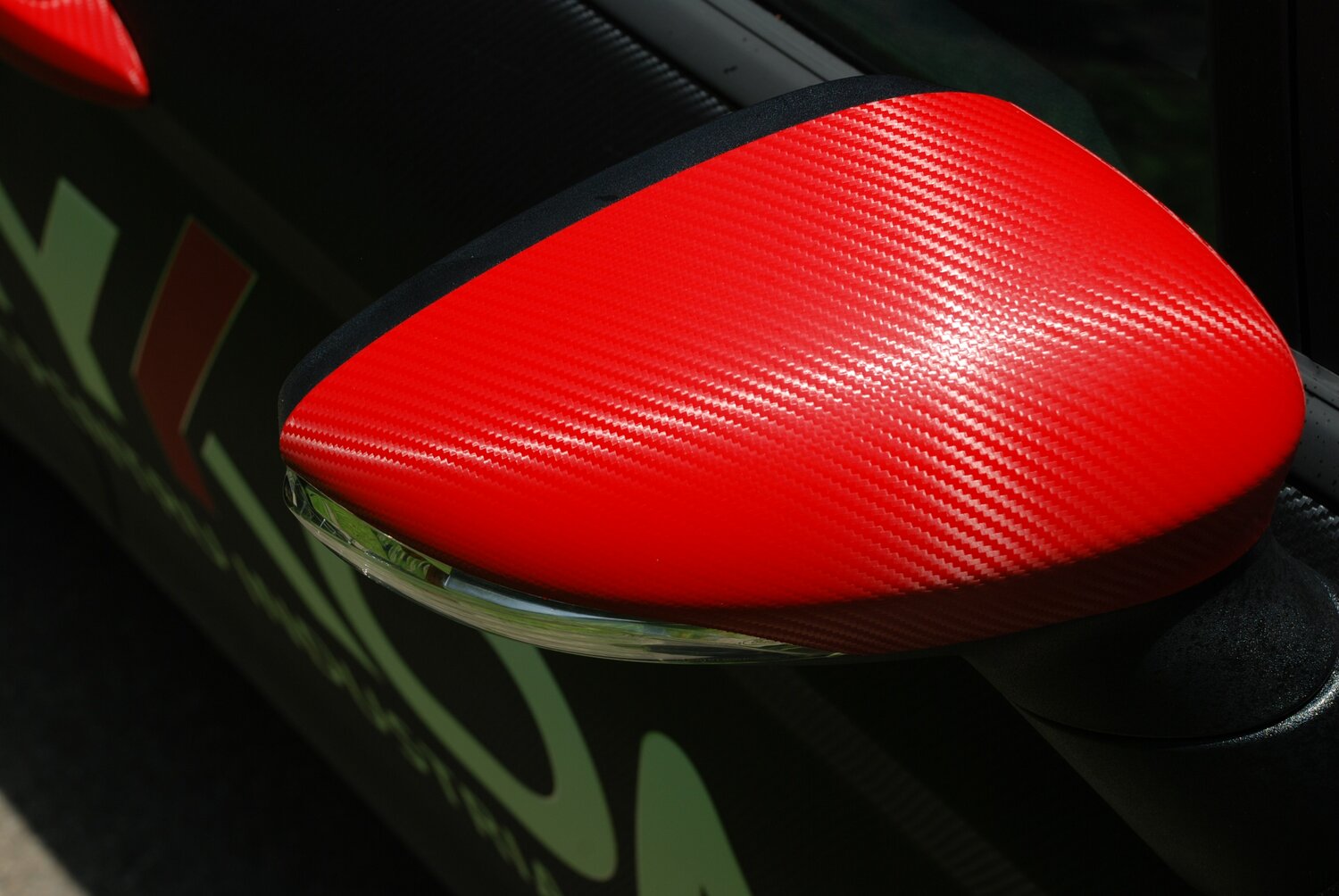 Оклейка автомобиля карбоновой пленкой