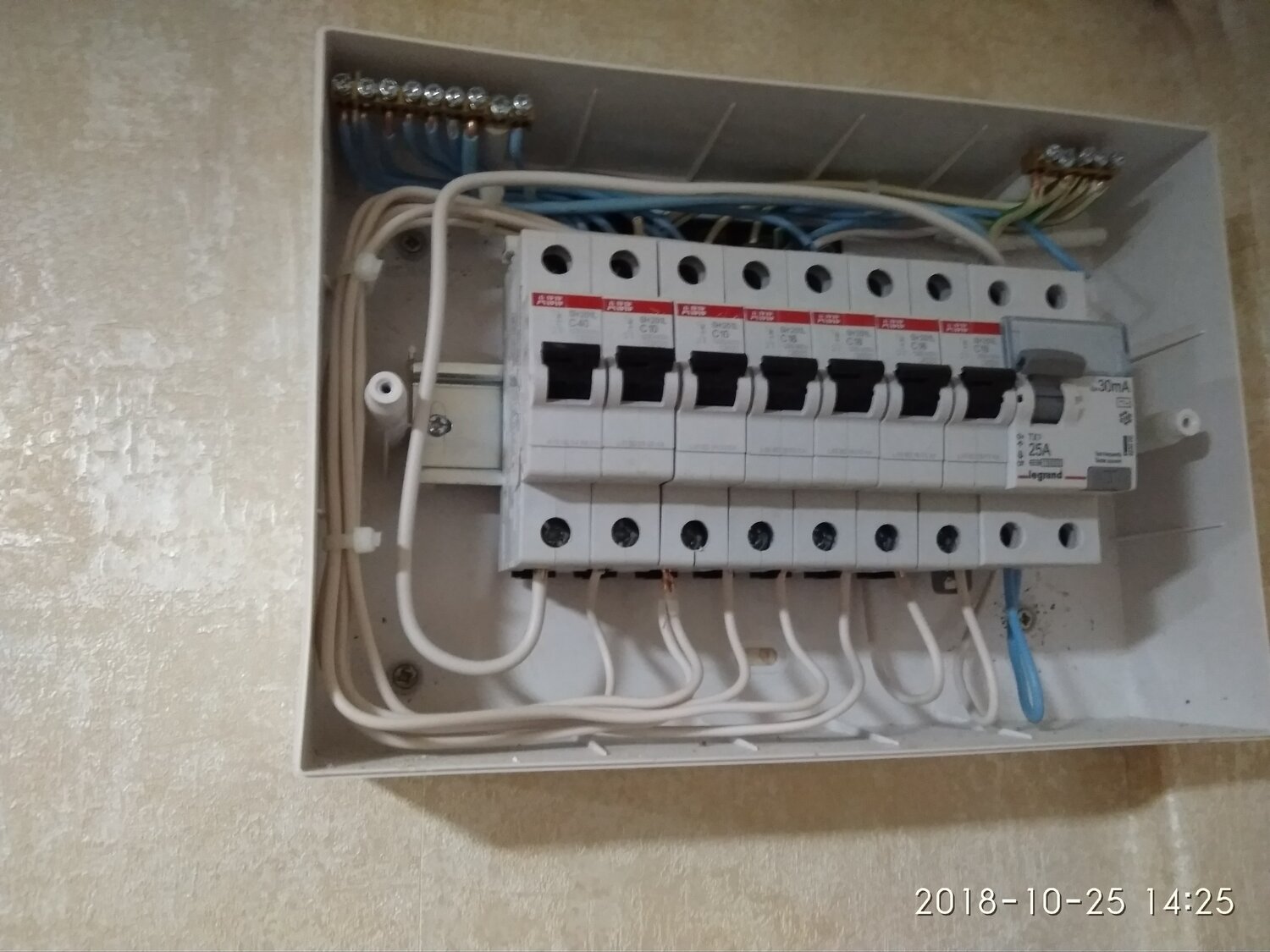расключение квартирного щитка на 12 автоматов, щиток на 12 автоматов расключение, распределительный щит на 20 автоматов, квартирный щит расключить, электромонтажные работы
