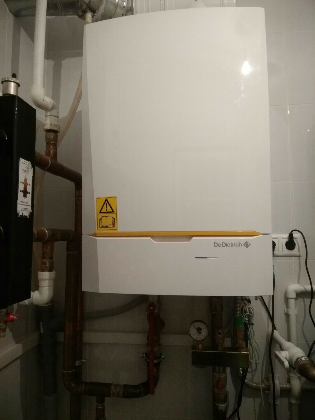 газовый котёл, настенный газовый котел в котельной, компактная котельная с настенным котлом, котел, обвязка котла висман конденсационный
