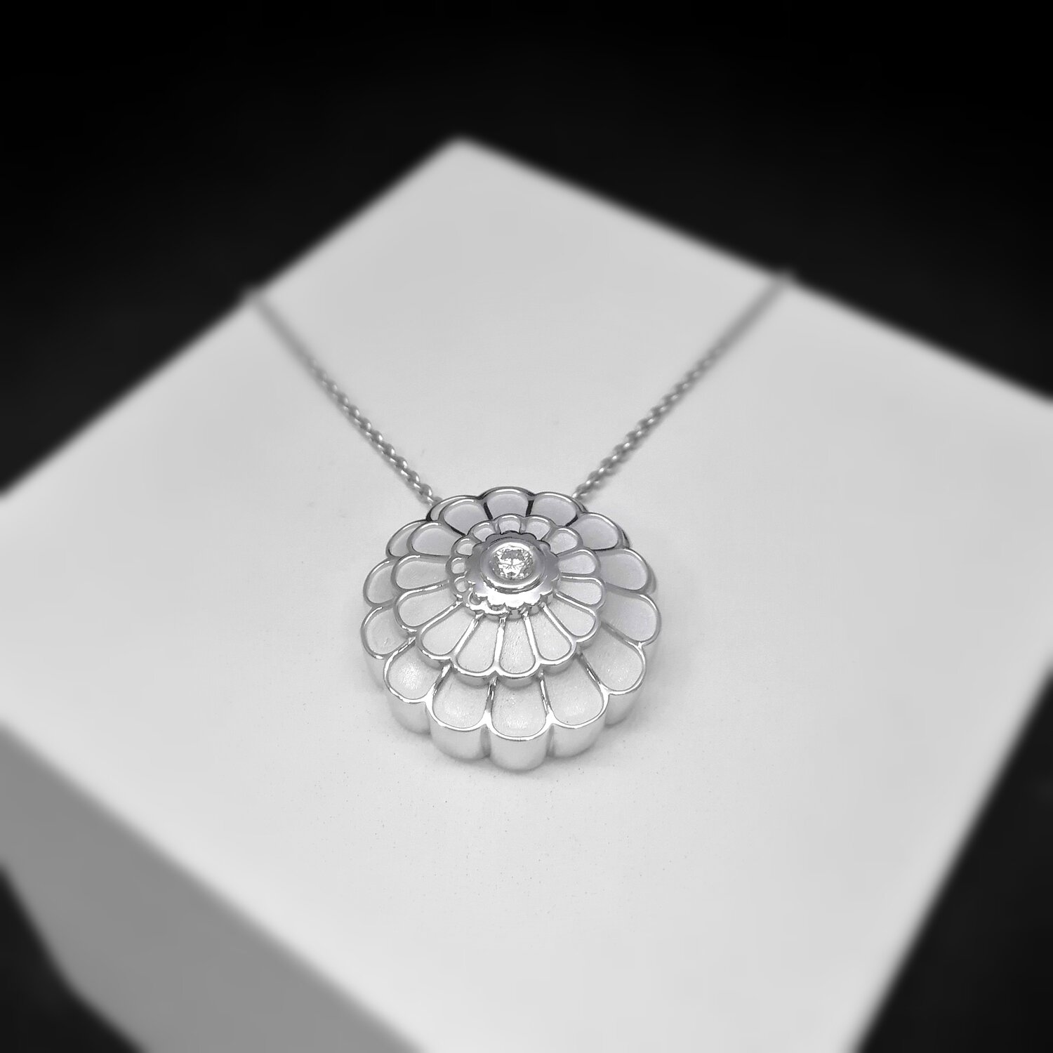 подвеска с бриллиантом, колье, ювелирное украшение, бриллиантовое колье, diamond necklace