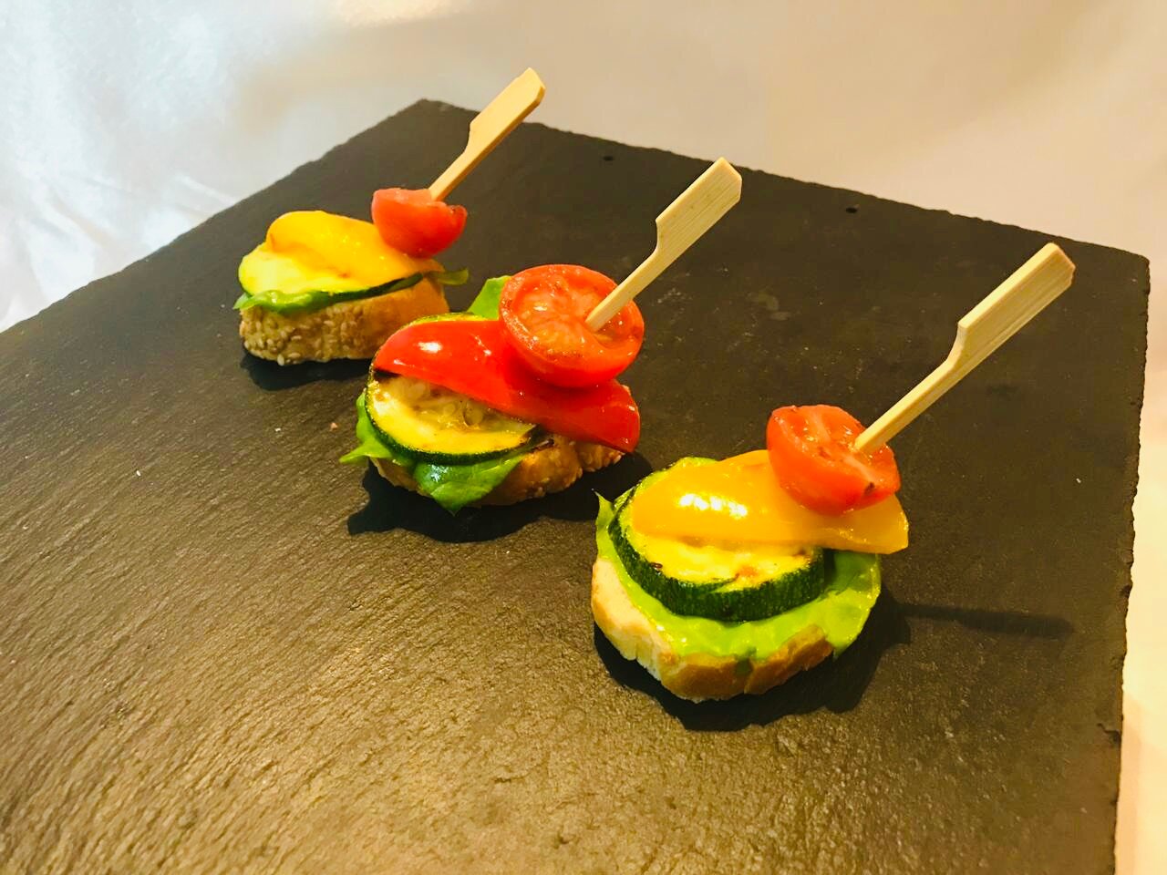канапе, еда, канапе с красной рыбой, авокадо и огурцом, канапе с семгой и сыром, закуска