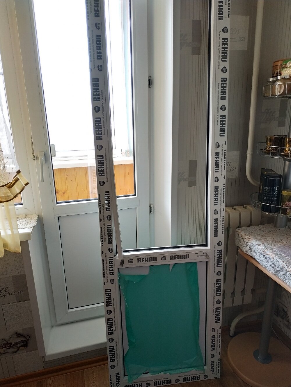 пластиковое окно, окна, окна rehau неустановленное, штульповая дверь rehau, двухкамерный стеклопакет фурнитура рехау
