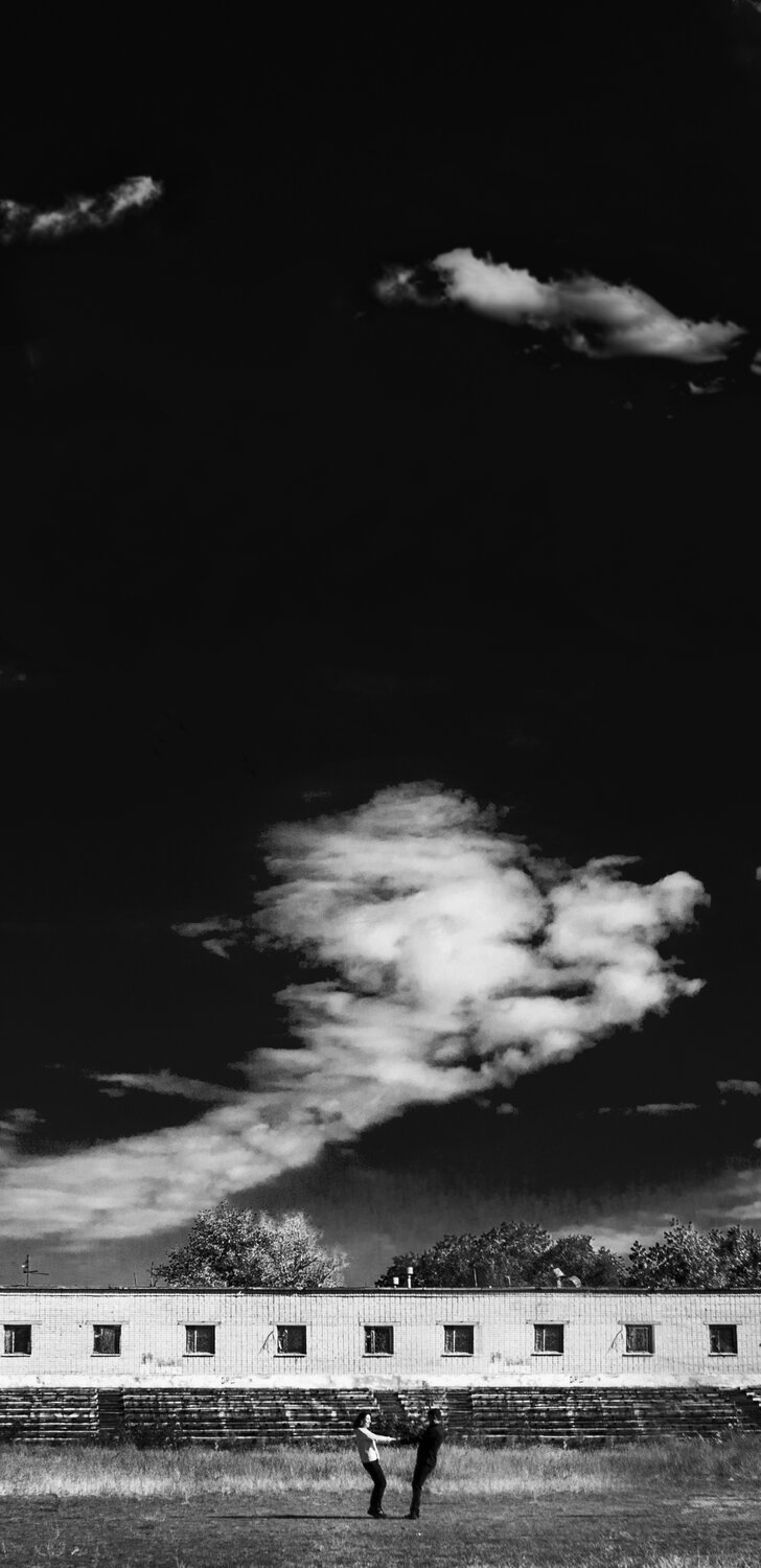 темное изображение, чёрное белое, облака, под облаками, black and white