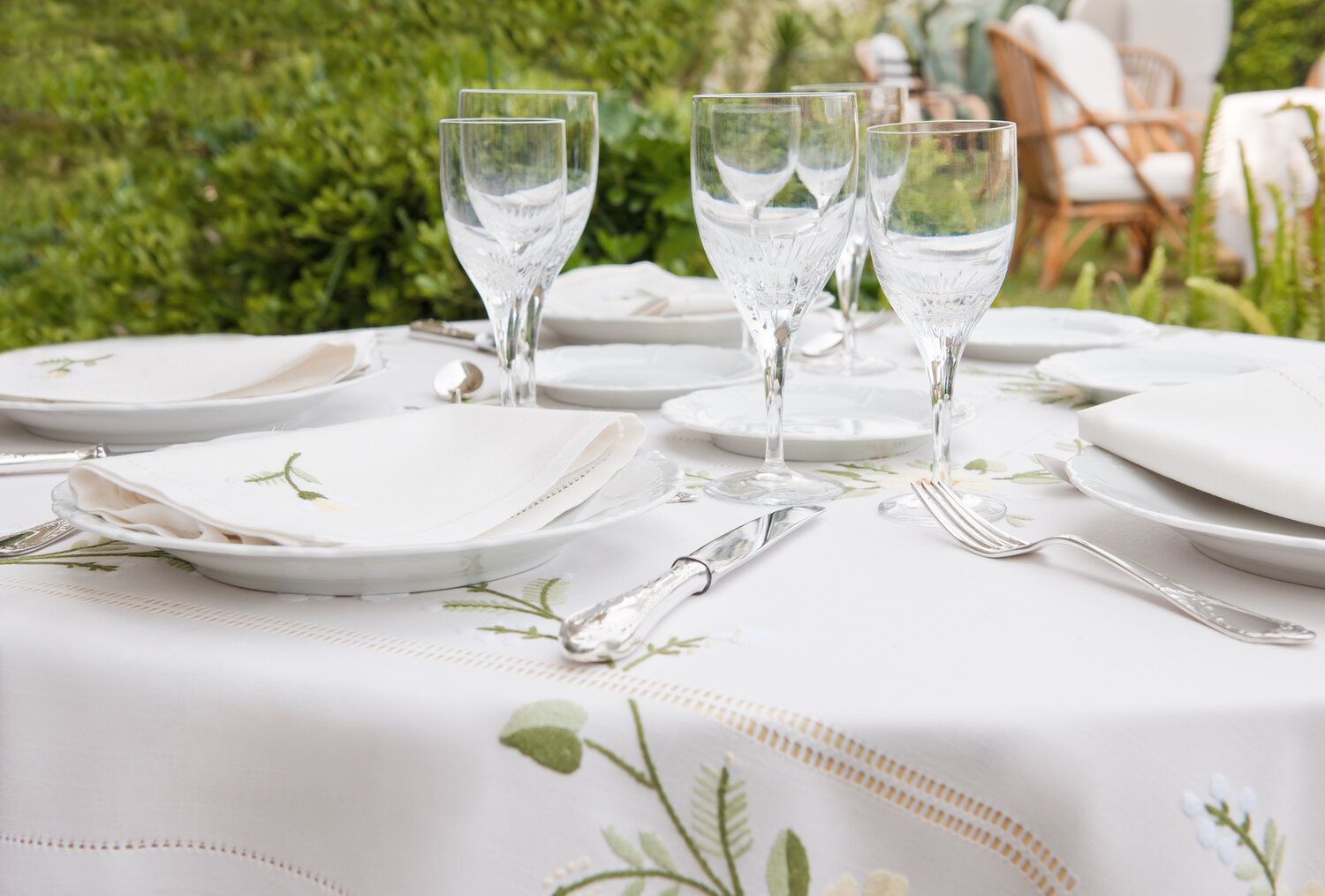 сервировка, сервировка стола в стиле silver service, сервировка стола светлый фон, сервировка ресторан bona, банкет