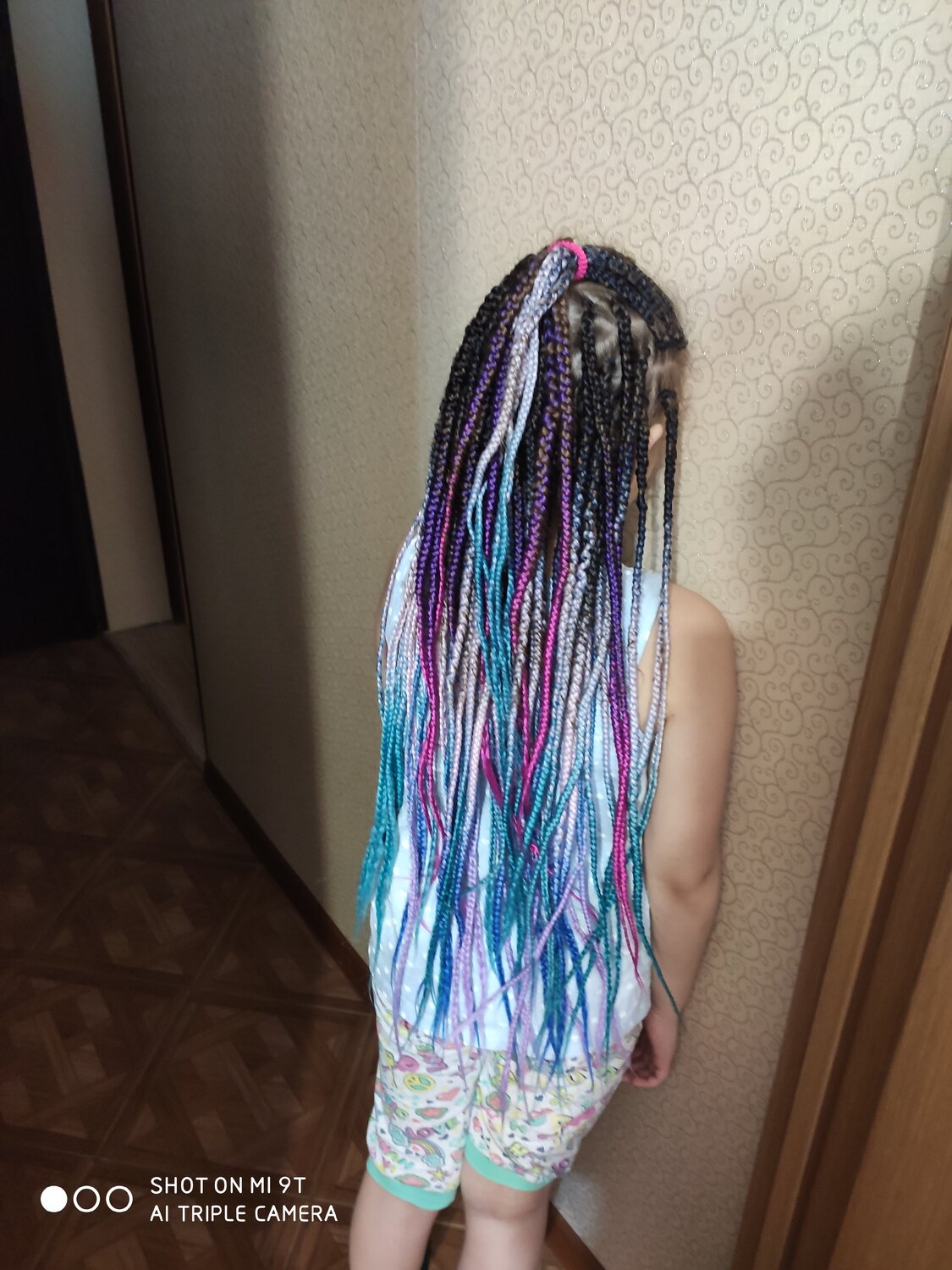 афрокосы с акриловыми нитками, косички зизи радужные, зизи афрокосы канекалон, афрокосы розовые с голубым, дреды из пряжи в домашних