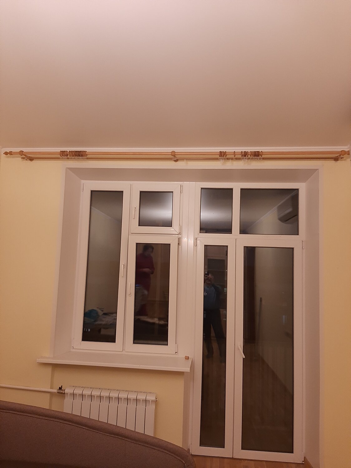 Повесить карниз на стену