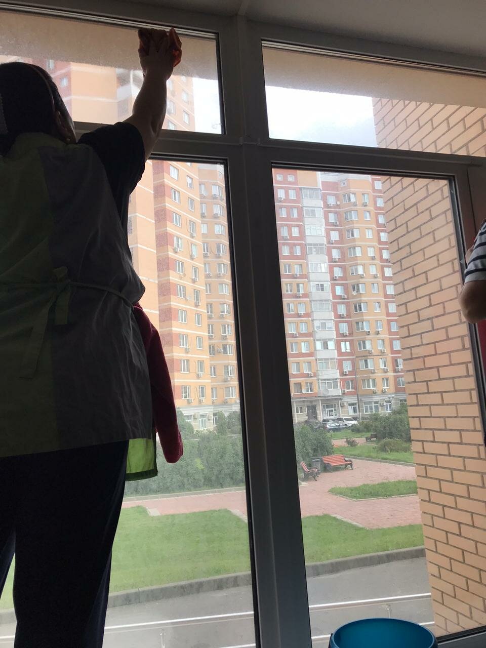 окна, мойка окон, мойка окон под козырьком, мойка окон рязань, пластиковое окно