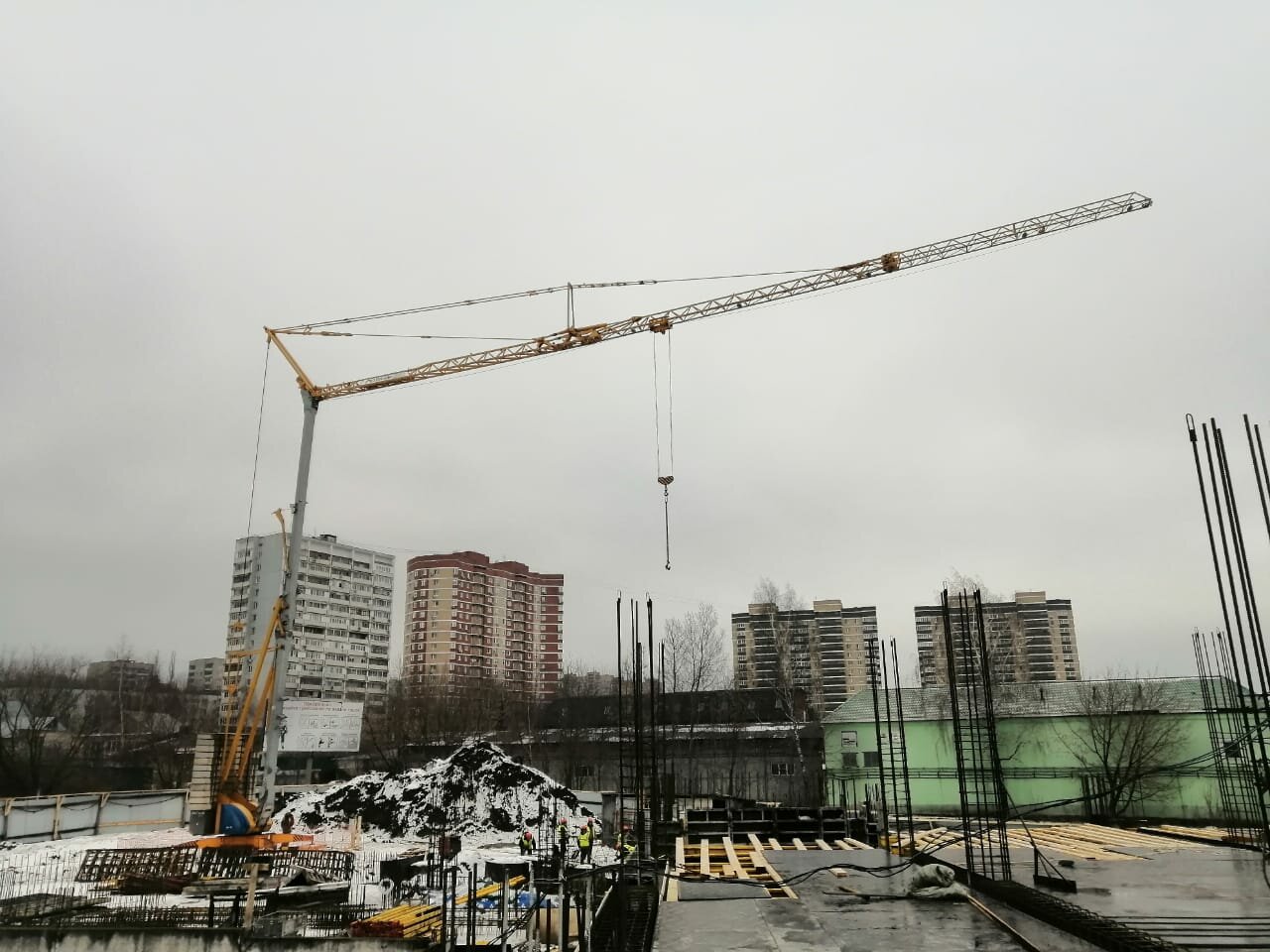 башенный кран, башенный кран на стройплощадке, башенный кран liebherr, строительство, башенный кран кб-415.01